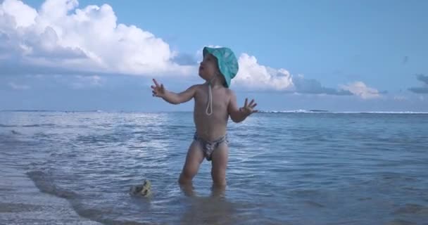 Panama Şapkalı Çocuk Okyanusta Suda Oynuyor — Stok video