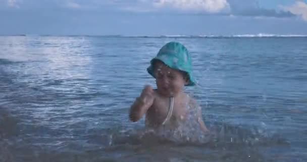 Dzieciak Panamskiej Czapce Bawi Się Wodzie Oceanie — Wideo stockowe