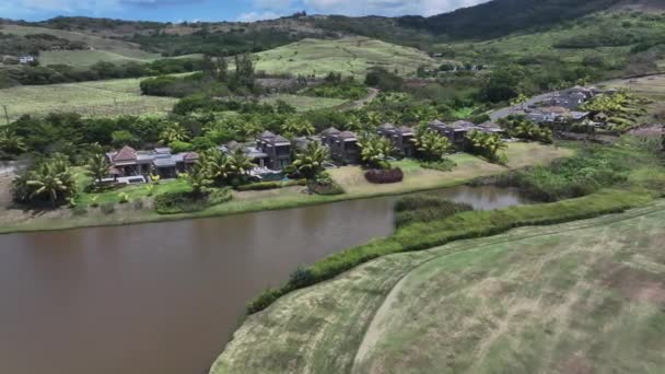 环绕着毛里求斯绿树的豪华别墅 空中景观 — 图库视频影像