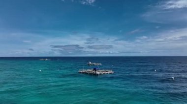 Filipinler 'deki Cebu adasının açıklarındaki balık çiftlikleri.