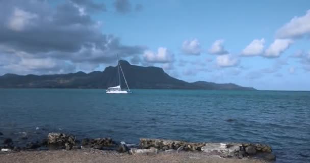 Catamarán Fondo Paisajes Montaña Maheburg Mauricio — Vídeo de stock