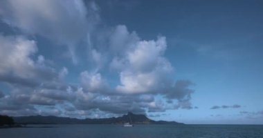 Maheburg, Mauritius 'taki Dağ Manzaralarının Arkasında Katamaran