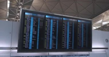 Hong Kong Uluslararası Havaalanı Terminali 'nde kalkış kurulu.