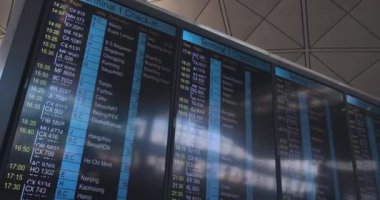 Hong Kong Uluslararası Havaalanı Terminali 'nde kalkış kurulu.