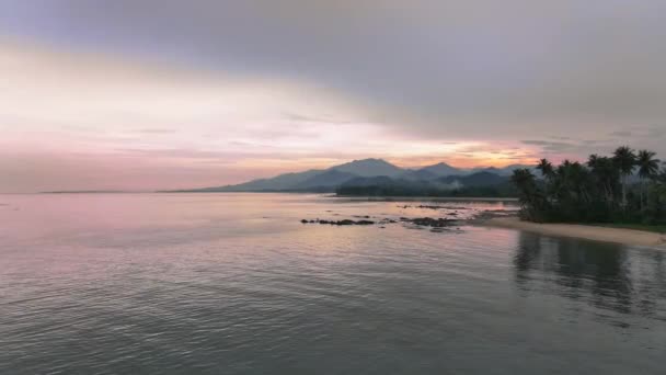 菲律宾巴拉望野生海滩上神奇的落日 — 图库视频影像
