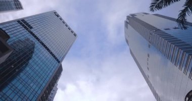 Hong Kong 'un yüksek cam binalarının altından, şehir merkezine bakın.