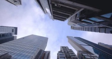 Hong Kong 'un yüksek cam binalarının altından, şehir merkezine bakın.