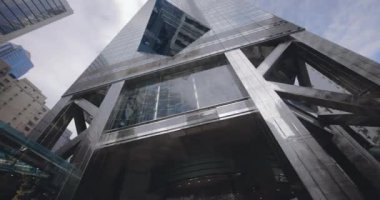 Hong Kong 'un yüksek cam binalarının altından, şehir merkezine bakın.