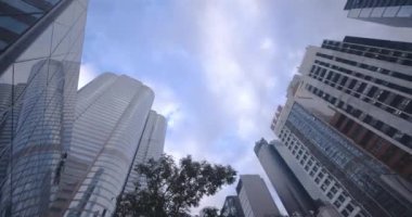 Hong Kong 'un yüksek cam binalarının altından, şehir merkezine bakın.