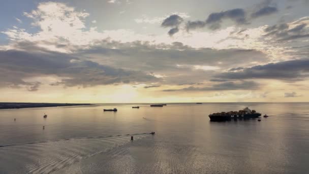 将货船停泊在毛里求斯路易港 Aerial View — 图库视频影像