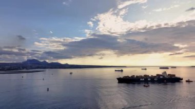 Bir kargo gemisini Port Louis, Mauritius 'a çekiyoruz.