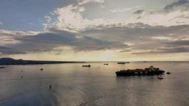 Bir kargo gemisini Port Louis, Mauritius 'a çekiyoruz.