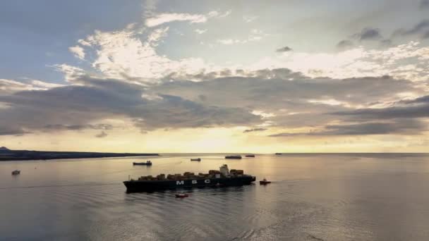 Bir Kargo Gemisini Port Louis Mauritius Çekiyoruz — Stok video