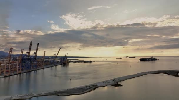 Bogsering Ett Lastfartyg Till Port Louis Mauritius Flygfoto — Stockvideo