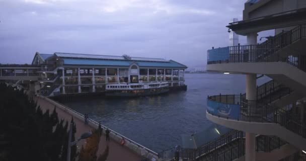 香港の夜の桟橋での旅客フェリー ボートターミナル — ストック動画