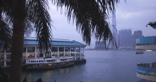 Ferry Pasajeros Muelle Noche Hong Kong Terminal Barcos — Vídeo de stock