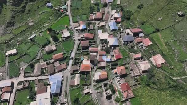 Satul Georgian Autentic Sus Stepantsminda Aerial — Videoclip de stoc