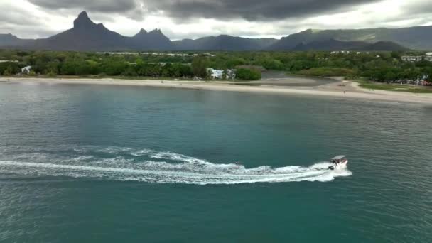 Wake Surfing Κατά Μήκος Μιας Όμορφης Παραλίας Στον Μαυρίκιο Αεροφωτογραφία — Αρχείο Βίντεο