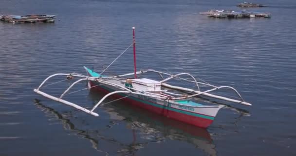 Barcos Típicos Filipinos Largo Costa Puerto Princesa Filipinas — Vídeo de Stock
