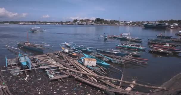 Typische Filippijnse Boten Voor Kust Van Puerto Princesa Filippijnen — Stockvideo