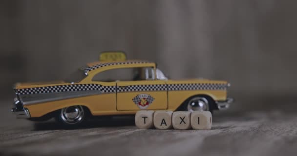 Μινιατούρα Κίτρινο Αυτοκίνητο Την Επιγραφή Ταξί Κατασκευασμένα Από Κύβους — Αρχείο Βίντεο