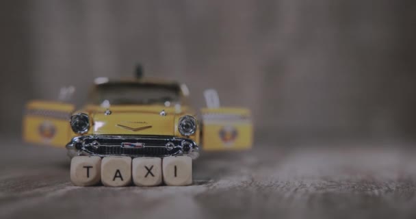 Miniatyr Gul Bil Med Inskriptionen Taxi Gjord Kuber — Stockvideo
