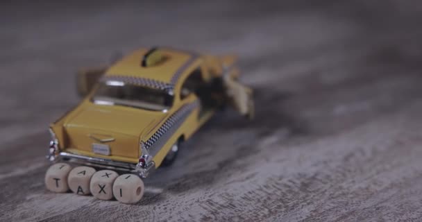 Miniatyr Gul Bil Med Inskriptionen Taxi Gjord Kuber — Stockvideo
