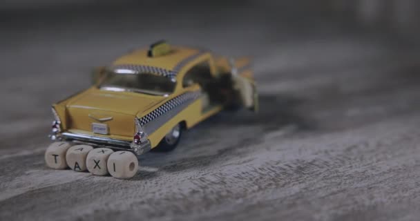 Coche Amarillo Miniatura Con Inscripción Taxi Hecho Cubos — Vídeo de stock