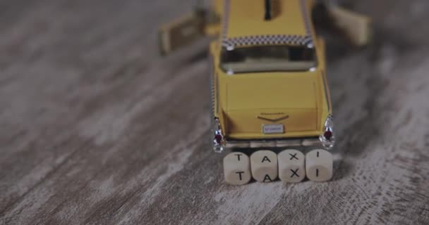 小型黄色轿车 内嵌方块制出租车 — 图库视频影像