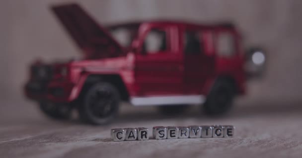 赤いプレミアムSuvの背景にある言葉車のサービス — ストック動画