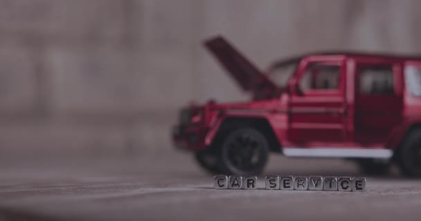 Kırmızı Bir Suv Arka Planında Kelime Araba Servisi — Stok video