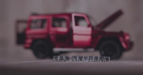 Kırmızı Bir Suv Arka Planında Kelime Araba Servisi — Stok video