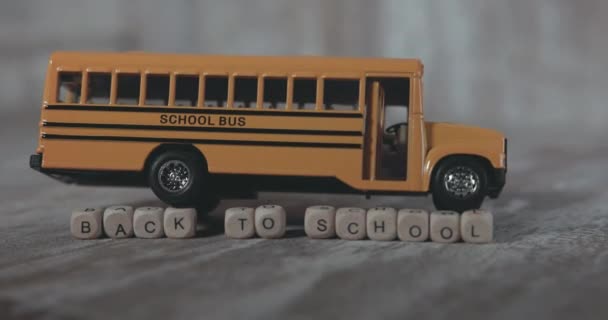 Woorden Terug Naar School Achtergrond Van Een Gele Schoolbus — Stockvideo