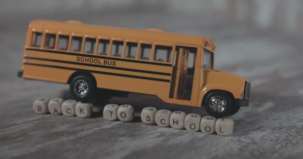Orden Tillbaka Till Skolan Bakgrunden Gul Skola Buss — Stockvideo