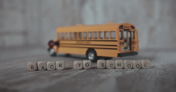 Słowa Powrót Szkoły Tle Żółtego Autobusu Szkolnego — Wideo stockowe