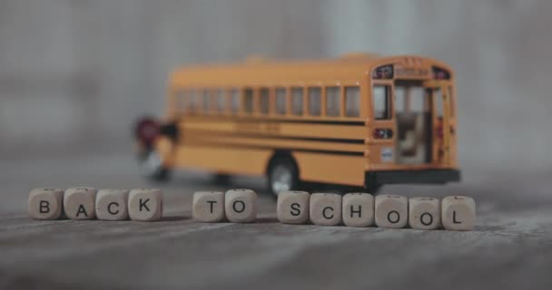 Słowa Powrót Szkoły Tle Żółtego Autobusu Szkolnego — Wideo stockowe