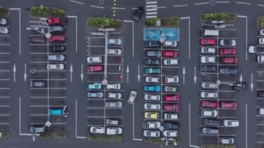 Arabalı, havadan manzaralı geniş bir otopark manzarası.