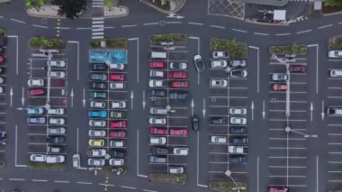 Arabalı, havadan manzaralı geniş bir otopark manzarası.