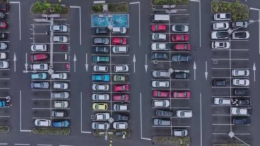 Arabalı, havadan manzaralı geniş bir otopark manzarası.