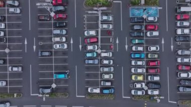 Arabalı, havadan manzaralı geniş bir otopark manzarası.