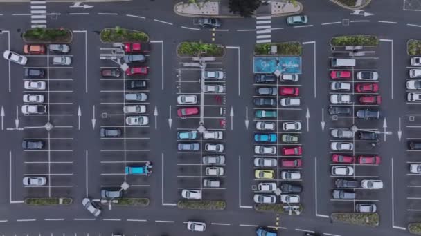 車のある大型駐車場の最上階からの眺め 空中写真 — ストック動画