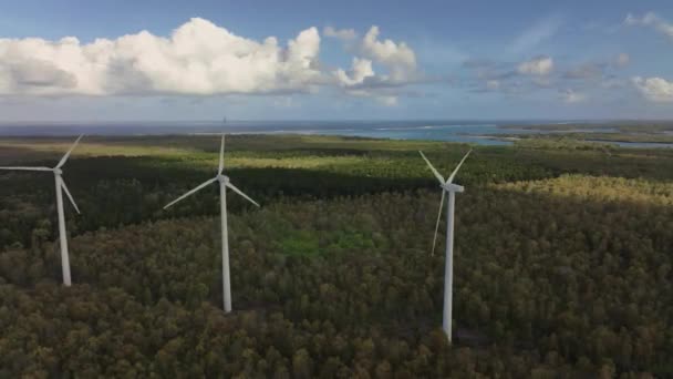 風力タービンは島でエネルギーを発生させます 空中ビュー — ストック動画