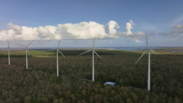 Turbiny Wiatrowe Generują Energię Wyspie Widok Lotu Ptaka — Wideo stockowe