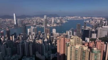 Hong Kong 'un görkemli binaları üzerinde uçmak, hava manzarası