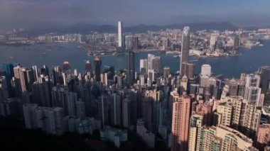 Hong Kong 'un görkemli binaları üzerinde uçmak, hava manzarası