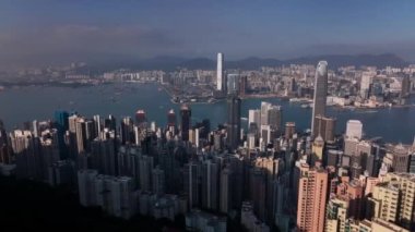 Hong Kong 'un görkemli binaları üzerinde uçmak, hava manzarası