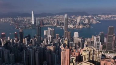 Hong Kong 'un görkemli binaları üzerinde uçmak, hava manzarası