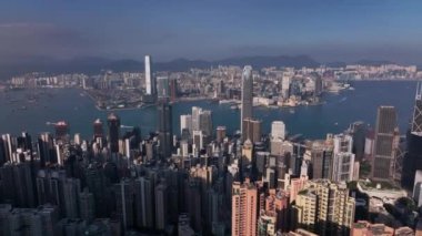 Hong Kong 'un görkemli binaları üzerinde uçmak, hava manzarası
