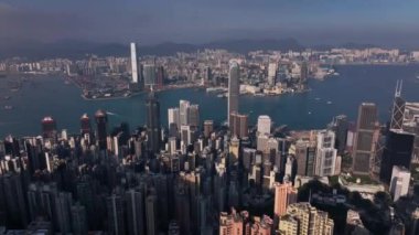 Hong Kong 'un görkemli binaları üzerinde uçmak, hava manzarası