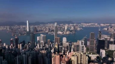 Hong Kong 'un görkemli binaları üzerinde uçmak, hava manzarası